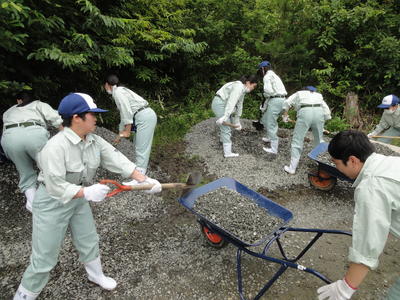 道路の補修　１年園芸科