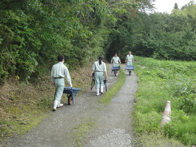 道路の補修　１年園芸科