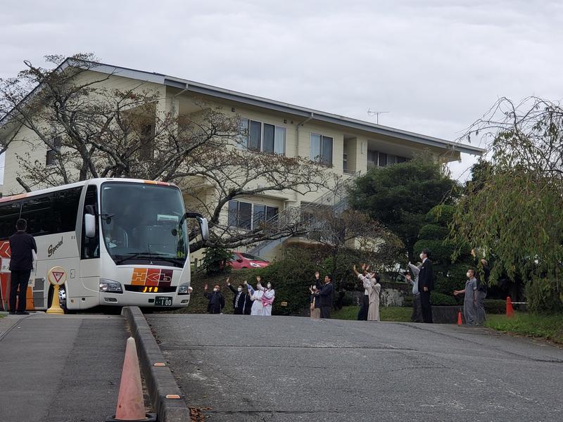 先生方に見送られながら出発！！