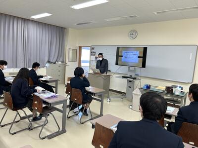 湯淺さんの講義を聞く生徒たち 湯淺さんの講義を聞く生徒たち