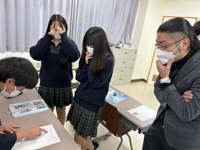 自分のデザインについて説明する生徒の様子 自分のデザインについて説明する生徒の様子